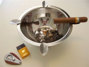 Stinky cigar ashtray